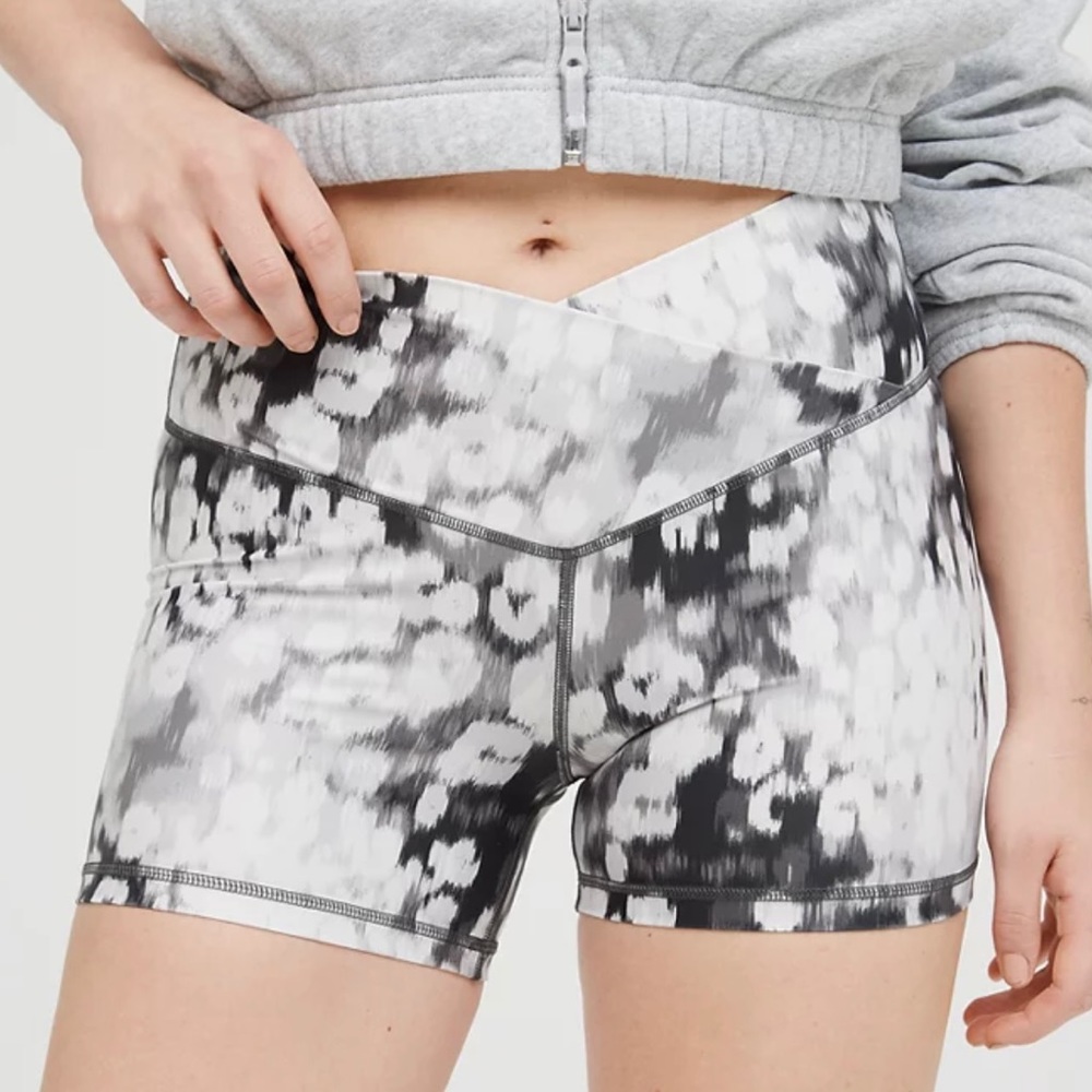 NWT Aerie Offline Shine High Waisted Printed 4 Inch Shortie Silver Shadow